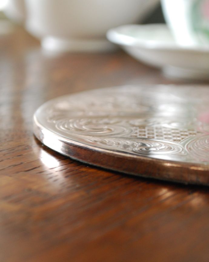 アンティーク シルバー製　アンティーク雑貨　英国の銀雑貨、装飾が美しいアンティークシルバーのトリベット（鍋敷き）。厚みはこんな感じです。(k-1739-z)