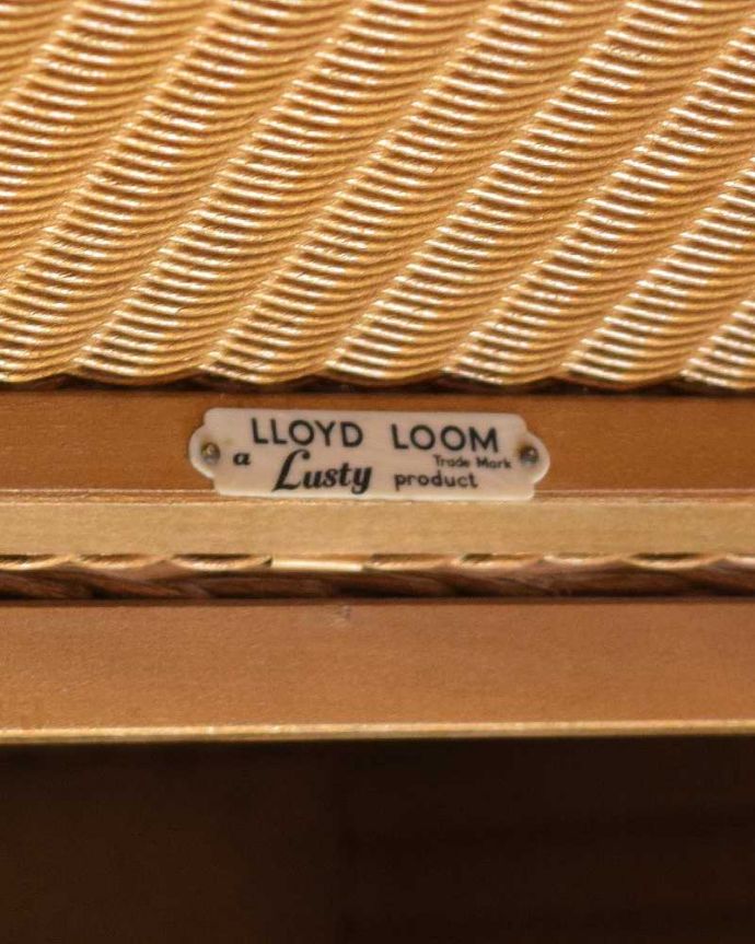 ロイドルーム　アンティーク家具　サイドテーブルにもなる、ガラス天板付きのアンティークランドリーボックス（ゴールド）。ロイドルームのタグが残っています。(k-1742-f)