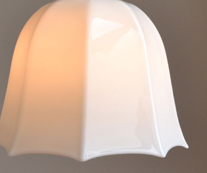ペンダントライト　照明・ライティング　シンプルなバルーン型のアンティークミルクガラスペンダントライト（天井付け照明）（コード・シャンデリア球・ギャラリーなし）。ふわんと膨らんだ優しいシルエットのランプは、１つでも存在感たっぷりです。(k-1742-z)