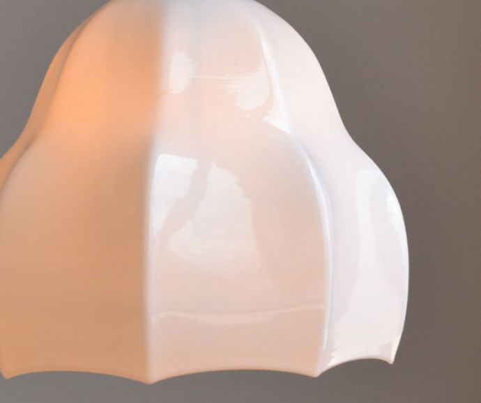 ペンダントライト　照明・ライティング　ミルクガラスのキレイなアンティークペンダントライト（ガラスシェード）（コード・シャンデリア球・ギャラリーなし））。ふわんと膨らんだ優しいシルエットのランプは、１つでも存在感たっぷりです。(k-1743-z)