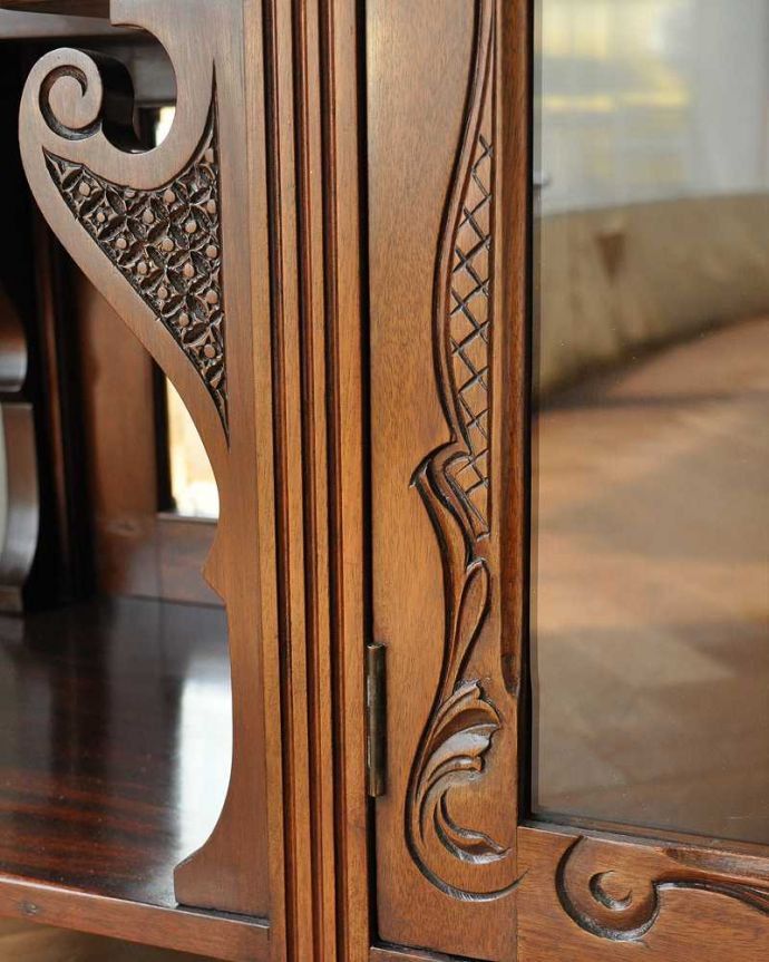 アンティークのキャビネット　アンティーク家具　最上級を極めたアンティーク家具、英国うまれのパーラーキャビネット。細かい部分までかなりこだわって彫が入っています。(k-1744-f)