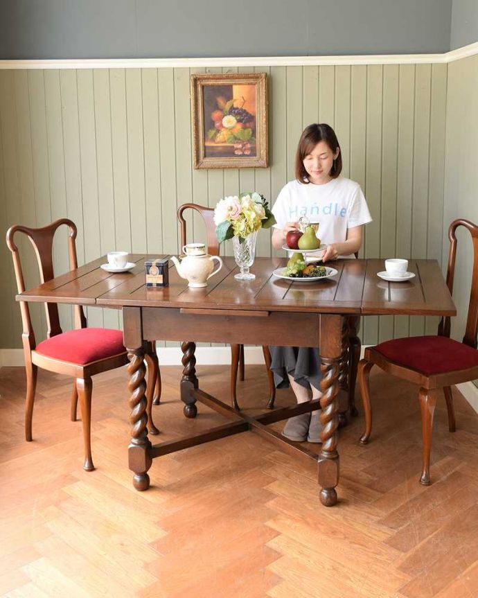 アンティークのテーブル　アンティーク家具　英国輸入のアンティーク家具、ツイストラインが美しいドローリーフテーブル（ダイニングテーブル）。3通りの大きさで使える便利なテーブル天板の下に隠れているリーフを引っ張り出せばあっという間に大きく使えるドローリーフテーブル。(k-1747-f)