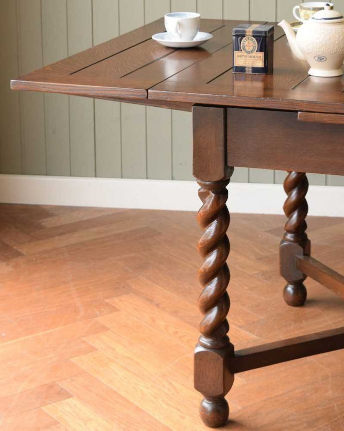 アンティークのテーブル　アンティーク家具　英国輸入のアンティーク家具、ツイストラインが美しいドローリーフテーブル（ダイニングテーブル）。やっぱり目立っちゃう女性らしいツイスト脚ツイスト脚のテーブルはアンティークのデザインの定番中の定番。(k-1747-f)