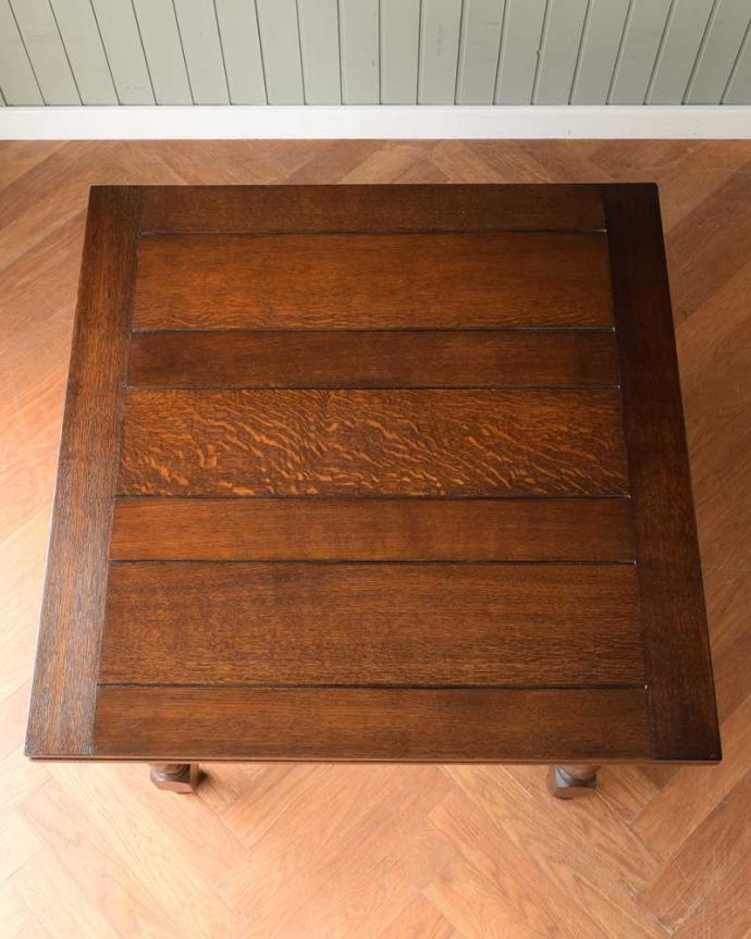 アンティークのテーブル　アンティーク家具　英国輸入のアンティーク家具、ツイストラインが美しいドローリーフテーブル（ダイニングテーブル）。上から見るとこんな形リーフを開く前はこんな形です。(k-1747-f)