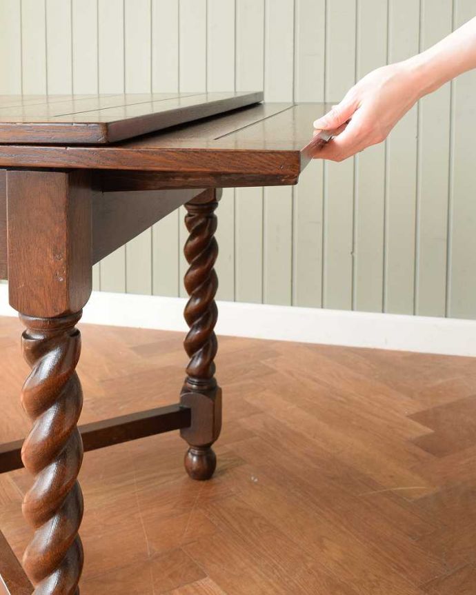 アンティークのテーブル　アンティーク家具　英国輸入のアンティーク家具、ツイストラインが美しいドローリーフテーブル（ダイニングテーブル）。誰でもカンタン！引っ張るだけでOK。(k-1747-f)