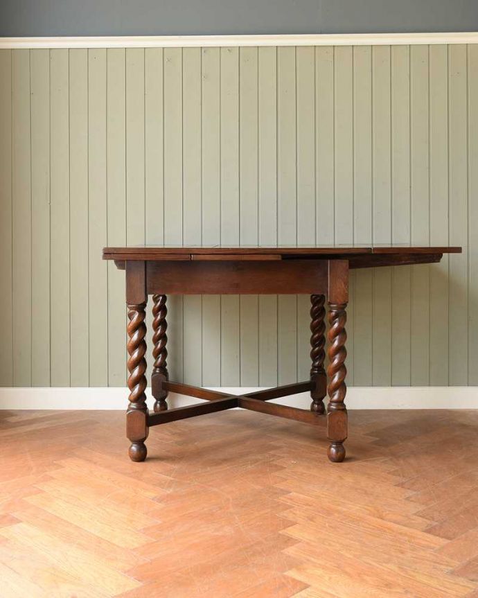 アンティークのテーブル　アンティーク家具　英国輸入のアンティーク家具、ツイストラインが美しいドローリーフテーブル（ダイニングテーブル）。片方だけ開いてもOK片方のリーフだけを開くとこんな感じ。(k-1747-f)