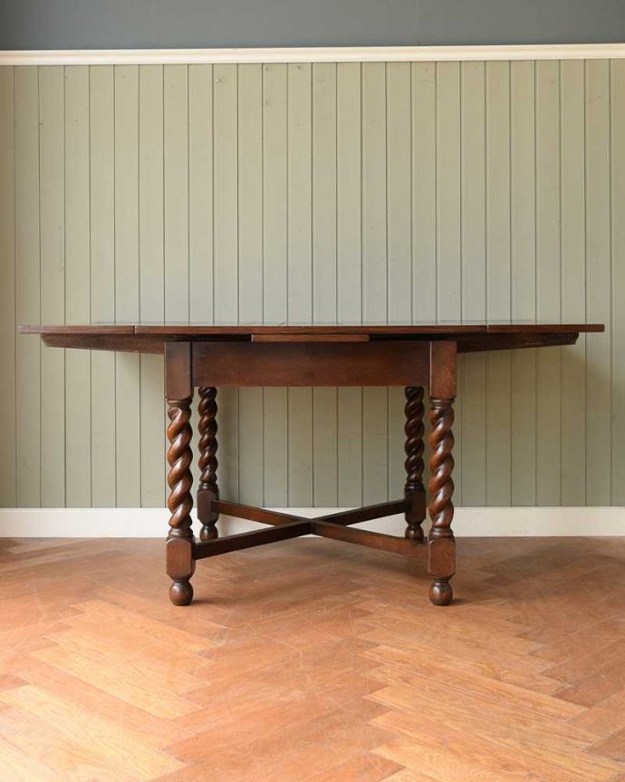 アンティークのテーブル　アンティーク家具　英国輸入のアンティーク家具、ツイストラインが美しいドローリーフテーブル（ダイニングテーブル）。両方開くと大きなサイズ！家族が増えた時やみんなが集まった時、両方のリーフを開けば大きなサイズに。(k-1747-f)