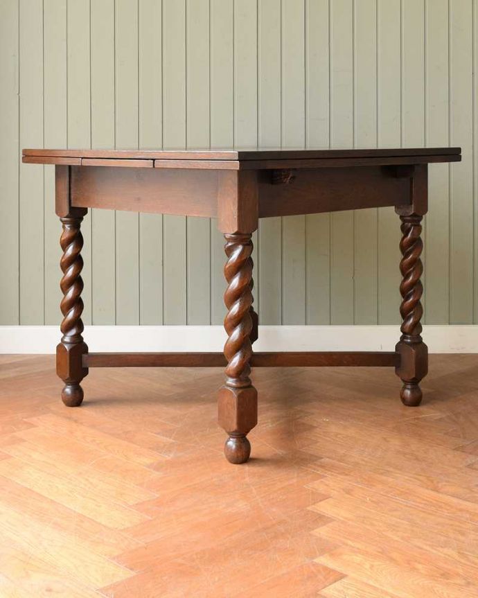 アンティークのテーブル　アンティーク家具　英国輸入のアンティーク家具、ツイストラインが美しいドローリーフテーブル（ダイニングテーブル）。こちら側から見てみると･･･アンティークは新品ではないので、もちろん経年変化によるキズはありますが、専門の職人がキレイに修復しました。(k-1747-f)
