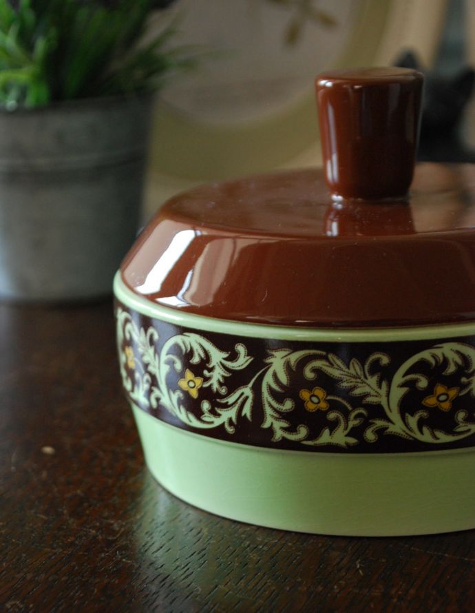 テーブルウェア(食器)　アンティーク雑貨　カールトンウェア社(Carlton ware)のアンティーク　小物入れ。草花の模様がキレイで、チョコレートカラーの蓋も可愛いデザインです。(k-1747-z)