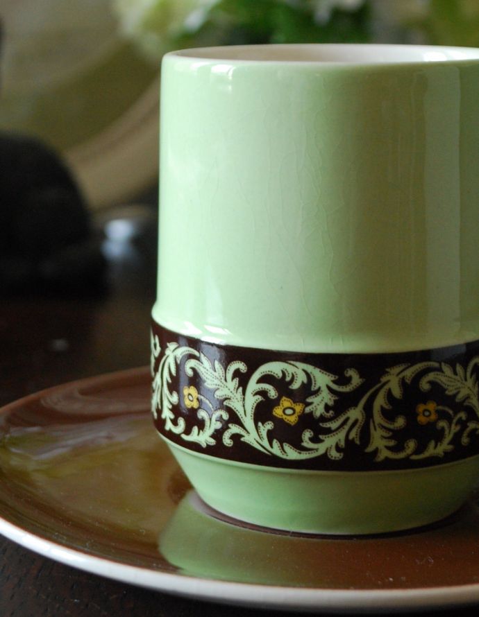 テーブルウェア(食器)　アンティーク雑貨　カールトンウェア社(Carlton ware)のアンティーク　カップ＆ソーサー。あたたかみのある陶器です。(k-1748-z)