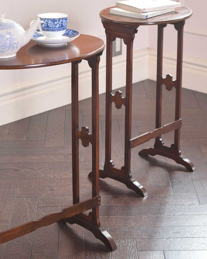 アンティークのテーブル　アンティーク家具　脚の装飾が美しいネストテーブル、イギリスから来たアンティーク家具。重ねて使っても、バラバラで使っても･･･全部重ねて1つの家具として使っても、いろんな場所で1個ずつ使ってもOK。(k-1750-f)