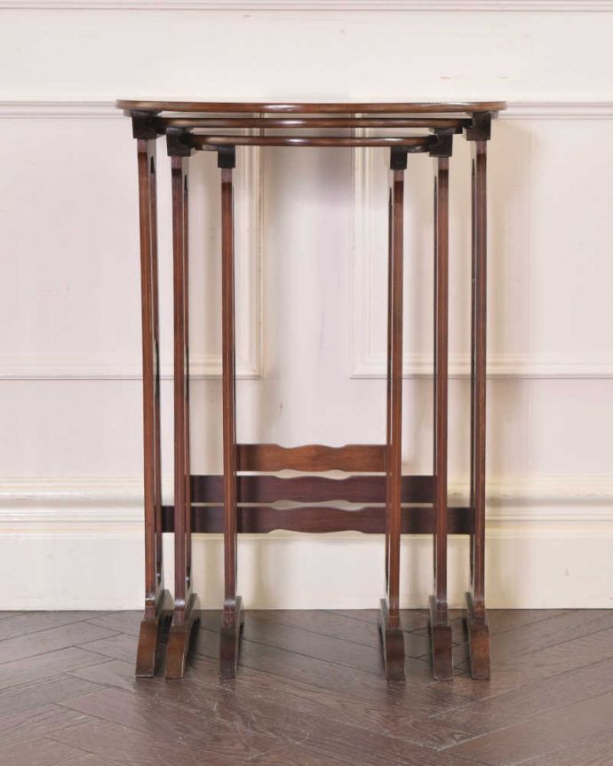 アンティークのテーブル　アンティーク家具　脚の装飾が美しいネストテーブル、イギリスから来たアンティーク家具。見る角度によって見え方が違う･･･角度を変えてみると、3つ分の脚がキレイに収まっています。(k-1750-f)