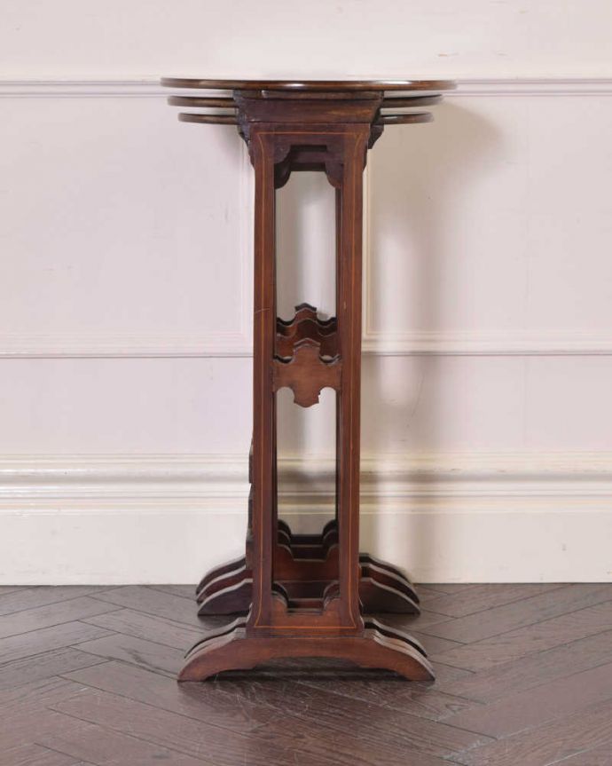 アンティークのテーブル　アンティーク家具　脚の装飾が美しいネストテーブル、イギリスから来たアンティーク家具。横から見てみると･･･キレイに3つが重なっているから横顔だって美しいんです。(k-1750-f)