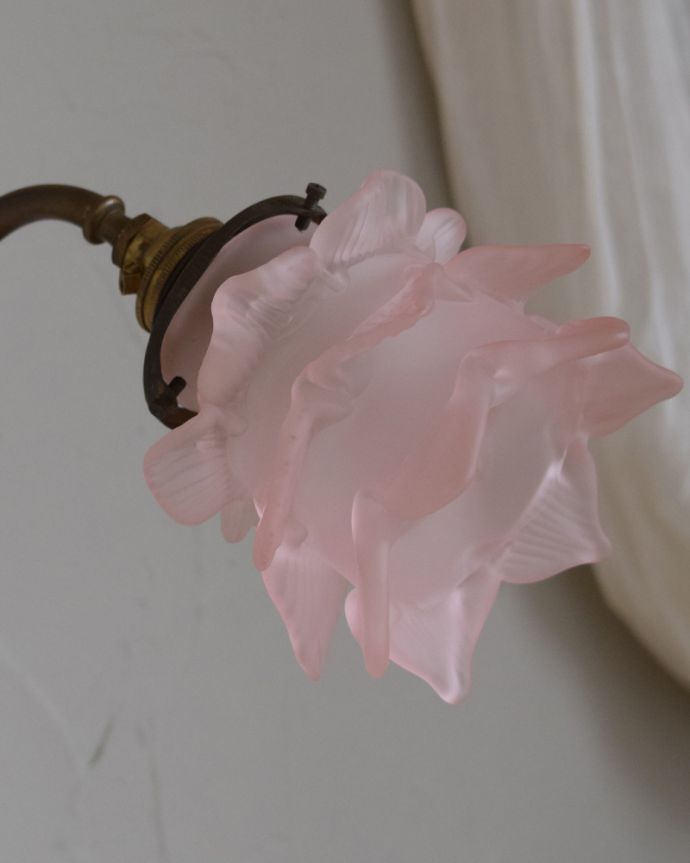 壁付けブラケット　照明・ライティング　フランスのアンティーク壁付け照明、ピンクのお花のシェードが可愛いウォールランプ（1灯）（Ｅ17シャンデリア球付）。花びらのフリルがとってもきれいなシェードです。(k-1750-z)