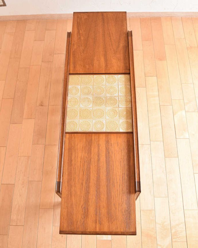 アンティークのテーブル　アンティーク家具　タイルの天板も楽しめるアンティーク家具、便利な伸張式のコーヒーテーブル。天板もピカピカにお直ししました。(k-1751-f)