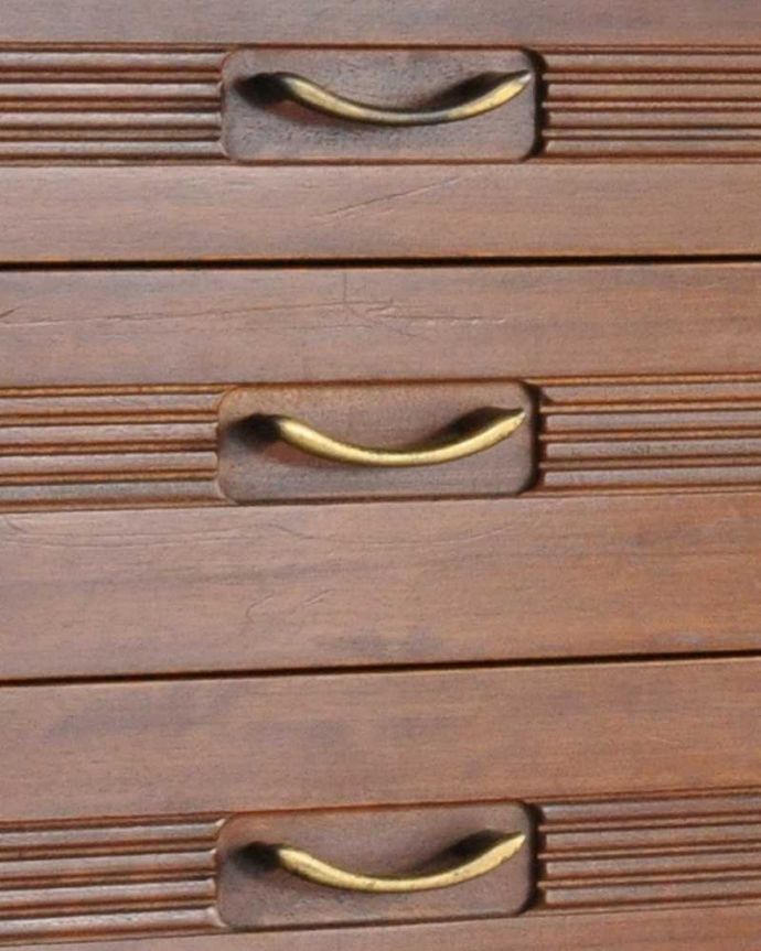 サイドボード　アンティーク家具　ブラックのラインがカッコイイ、北欧テイストのヴィンテージサイドボード。引き出しも扉も同じデザインの取っ手が使われています。(k-1753-f)