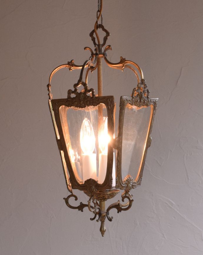ペンダントライト　照明・ライティング　エレガントなリボンが付いたアンティークガラスの五角形ペンダントランプ（Ｅ17シャンデリア球付）。ガラスからこぼれるキラキラした明かり・・・エレガントなデザインです。(k-1753-z)