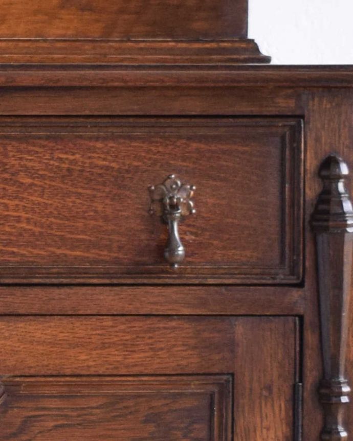 サイドボード　アンティーク家具　英国輸入の和室にも馴染むアンティーク家具、オーバルミラーバックサイドボード。アンティークらしい素敵な取っ手デザインが美しい取っ手。(k-1755-f)