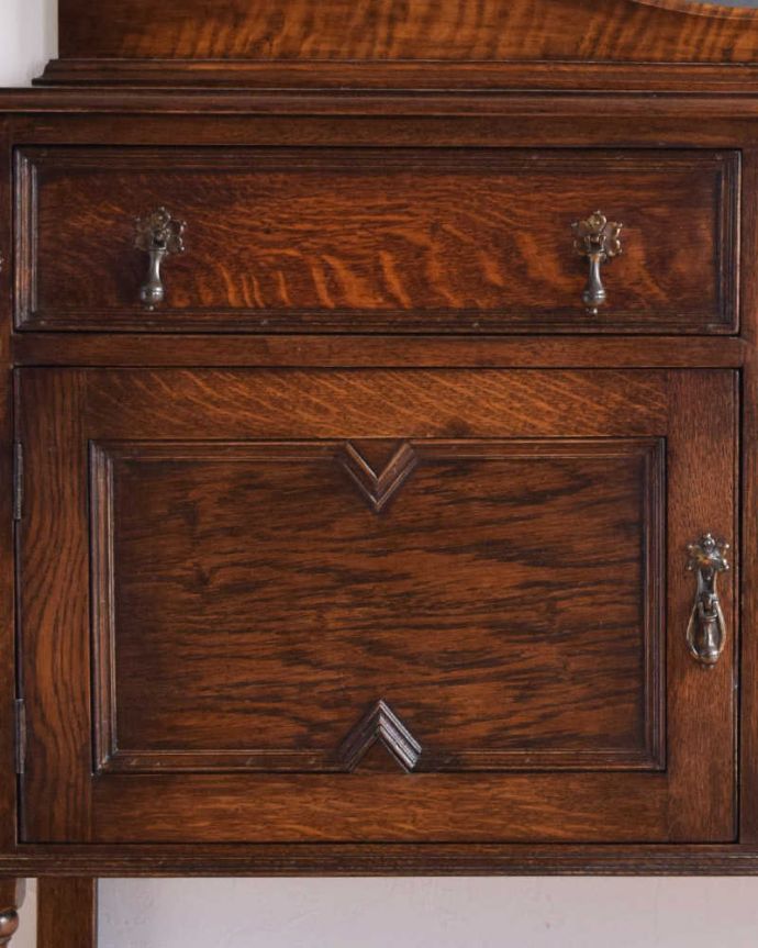 サイドボード　アンティーク家具　英国輸入の和室にも馴染むアンティーク家具、オーバルミラーバックサイドボード。アンティークならではの丁寧な装飾。(k-1755-f)