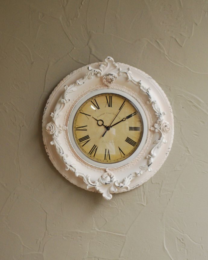 ミラー・時計　インテリア雑貨　イギリスから届いたホワイトのローズのアンティーク風ウォールクロック、壁掛け時計（new）。「オシャレな時計がなかなかなくて・・」と思っていた方にぜひ使って頂きたい時計です。(k-1755-z)