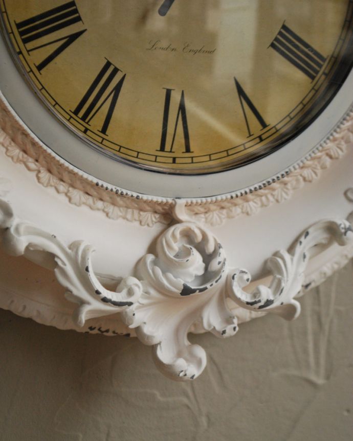 ミラー・時計　インテリア雑貨　イギリスから届いたホワイトのローズのアンティーク風ウォールクロック、壁掛け時計（new）。繊細で英国らしいエレガントな装飾。(k-1755-z)