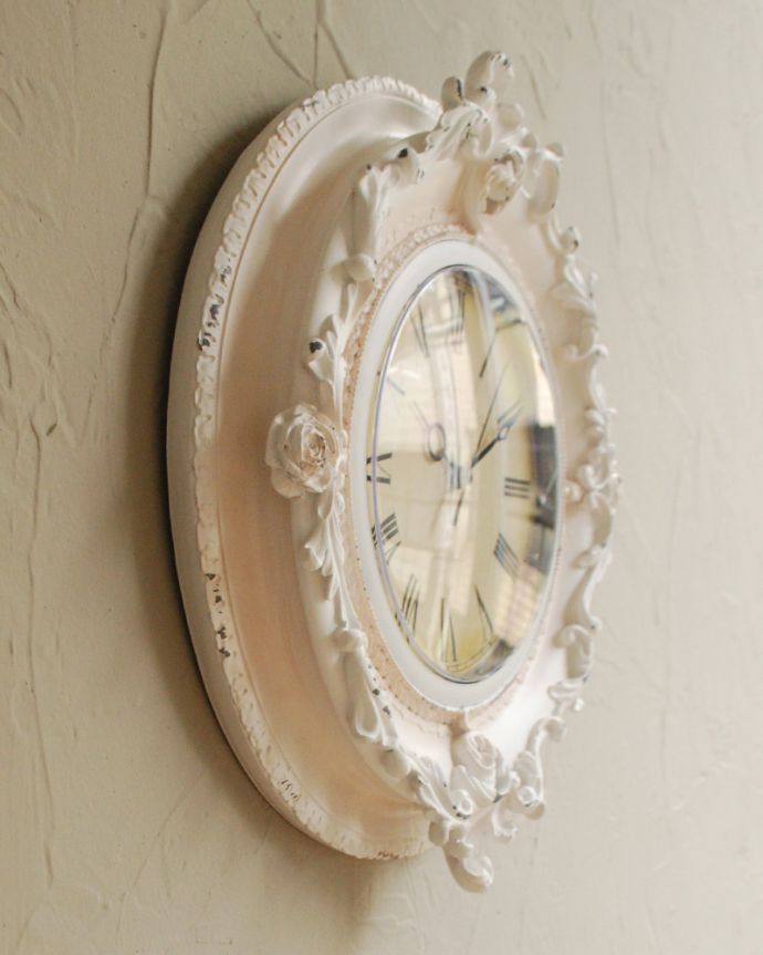 ミラー・時計　インテリア雑貨　イギリスから届いたホワイトのローズのアンティーク風ウォールクロック、壁掛け時計（new）。横から見ても美しい装飾。(k-1755-z)