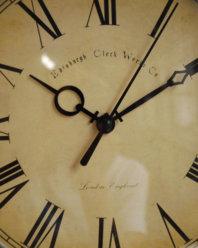 ミラー・時計　インテリア雑貨　イギリスから届いたホワイトのローズのアンティーク風ウォールクロック、壁掛け時計（new）。文字盤もアンティーク風に仕上げてあります。(k-1755-z)
