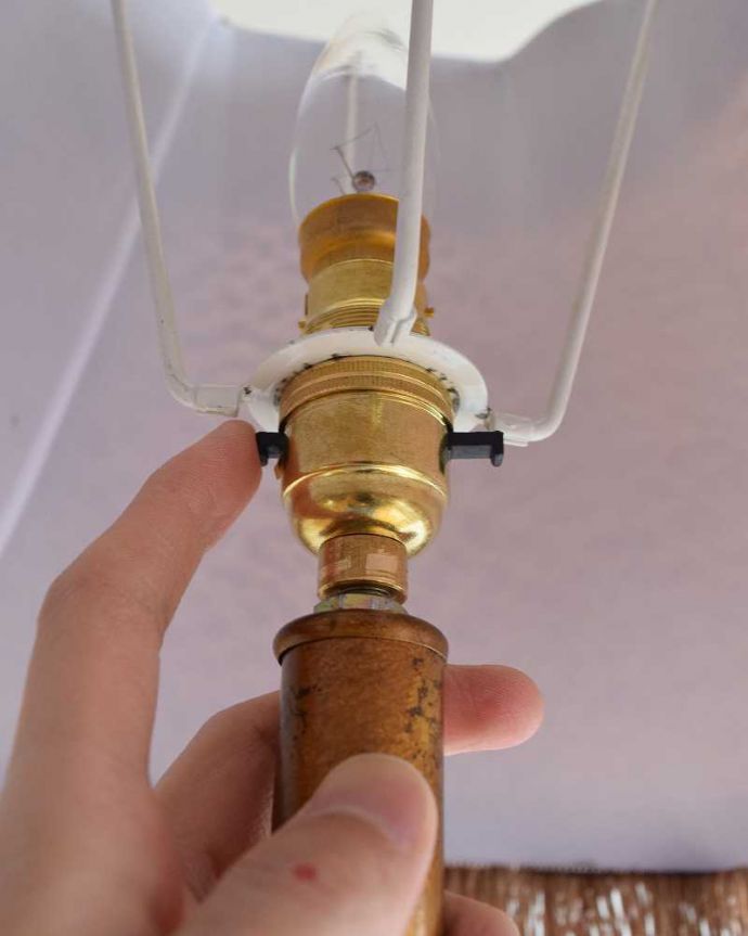 スタンドライト　照明・ライティング　英国輸入のアンティークフロアランプ（Ｂ22シャンデリア球付）。スイッチはソケットの下にあります。(k-1759-f)