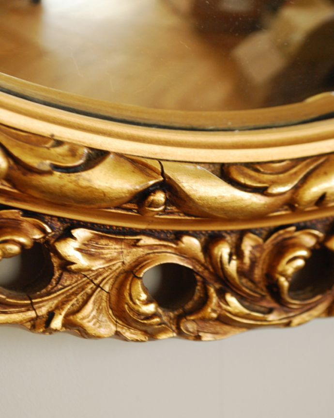 アンティーク ミラー（鏡）　アンティーク雑貨　ゴールドのフレームが美しい、映り方までお洒落なアンティーク　ミラー（凸）。エレガントな装飾で縁取られた美しいミラー。(k-1760-z)