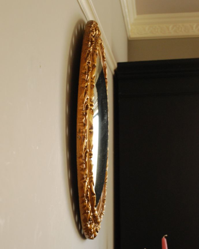 アンティーク ミラー（鏡）　アンティーク雑貨　ゴールドのフレームが美しい、映り方までお洒落なアンティーク　ミラー（凸）。アンティークのミラーは重みがあります。(k-1760-z)