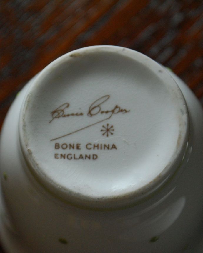 スージークーパー　アンティーク雑貨　スージークーパーのアンティークコーヒーカップ＆ソーサー（レイズドスポットシリーズ）。裏側には品質の証製造メーカー保証の意味がこもった窯印、ポーセリンマークがあります。(k-1761-z)