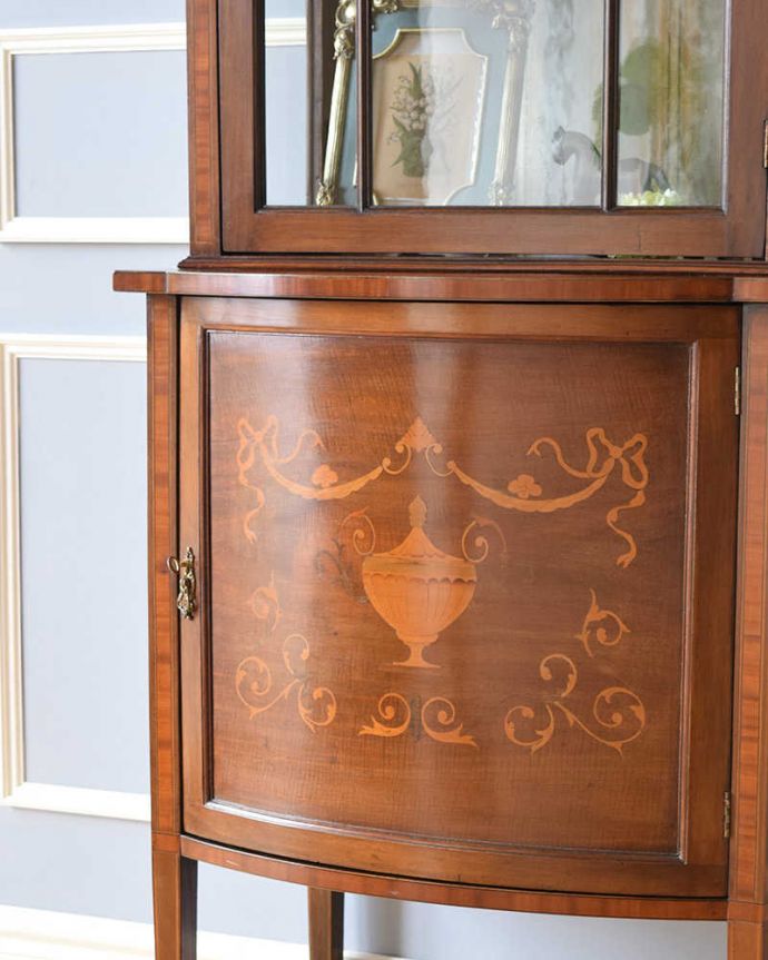 繊細な象嵌の装飾が美しい、アンティークガラスキャビネット(k-1763-f)｜アンティーク家具