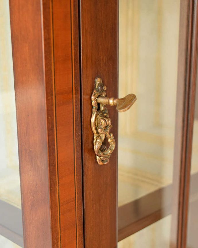 アンティークのキャビネット　アンティーク家具　繊細な象嵌の装飾が美しい、アンティークガラスキャビネット。開ける度にワクワク取っ手もアンティークらしいデザイン。(k-1763-f)