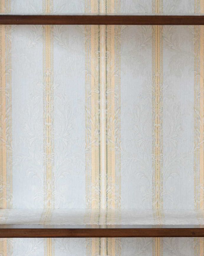 アンティークのキャビネット　アンティーク家具　繊細な象嵌の装飾が美しい、アンティークガラスキャビネット。キャビネットの雰囲気に合わせて貼り地の模様を選びました。(k-1763-f)