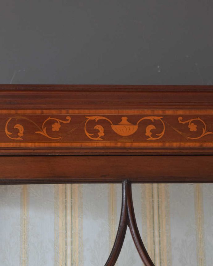 アンティークのキャビネット　アンティーク家具　繊細な象嵌の装飾が美しい、アンティークガラスキャビネット。職人技が光っています。(k-1763-f)
