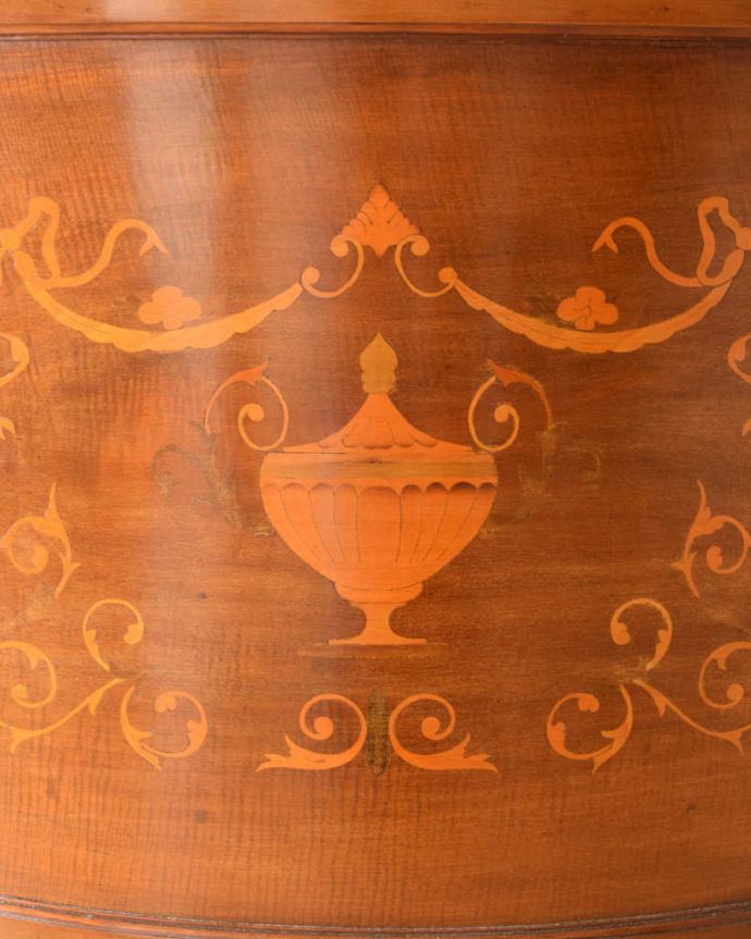 アンティークのキャビネット　アンティーク家具　繊細な象嵌の装飾が美しい、アンティークガラスキャビネット。上品で美しい象嵌象嵌とは模様に沿って異なる木材を埋め込んで絵を描いたものなんです。(k-1763-f)