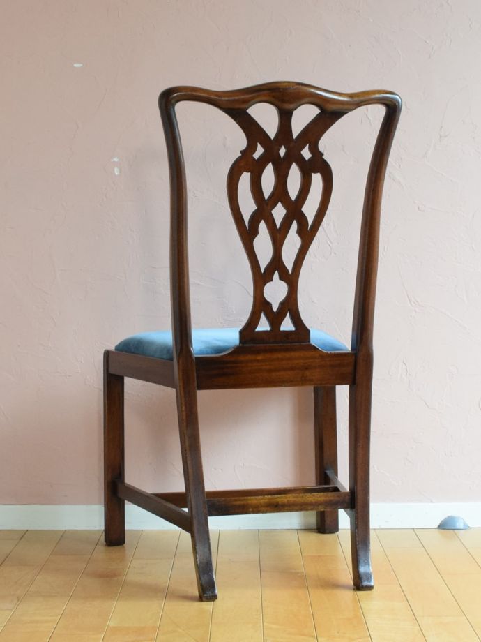 イギリスから届いたアンティークの椅子、華やかな背もたれのデザインの