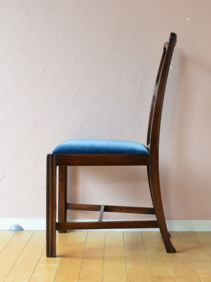 イギリスから届いたアンティークの椅子、華やかな背もたれのデザインの 
