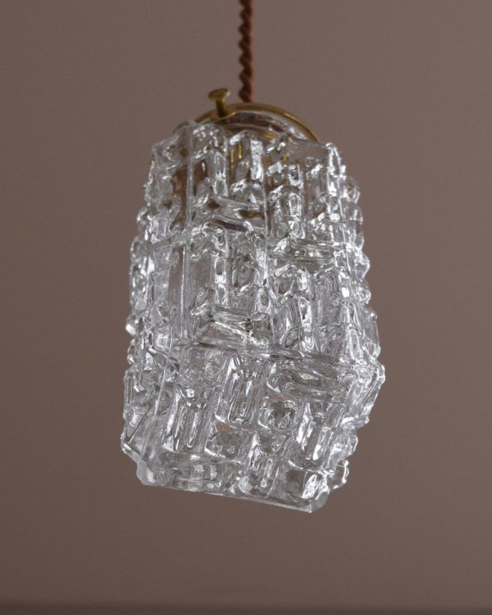ペンダントライト　照明・ライティング　イギリスのアンティーク照明、宝石のように美しいペンダントライト（コード・シャンデリア電球・ギャラリーA付き）。下から電球は見えないデザインです。(k-1765-z)