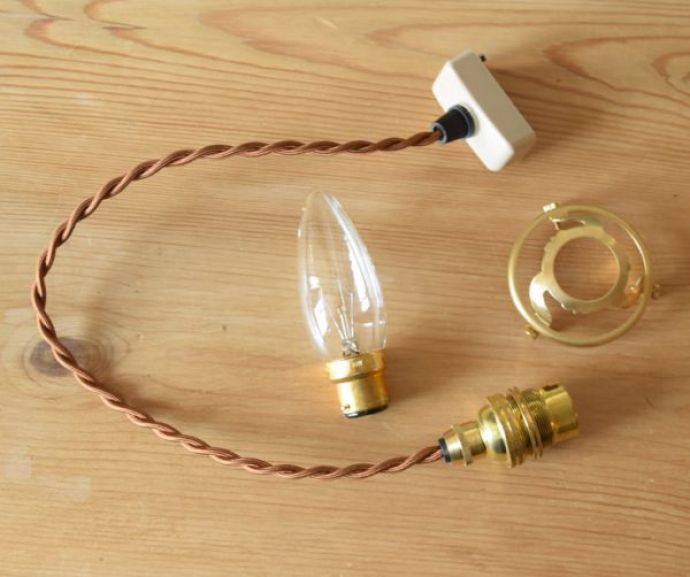 ペンダントライト　照明・ライティング　イギリスのアンティーク照明、宝石のように美しいペンダントライト（コード・シャンデリア電球・ギャラリーA付き）。ガラスシェード、コード、ギャラリー、電球1個をセットでお届けするので、届いてすぐに取り付けられます。(k-1765-z)