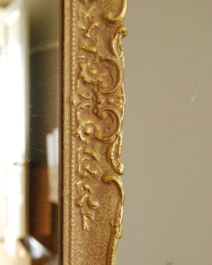 アンティーク フレーム付きミラー　アンティーク雑貨　品のあるゴールドフレームの美しいアンティークミラー。装飾がとても美しい、ゴージャスなミラーです。(k-1768-z)