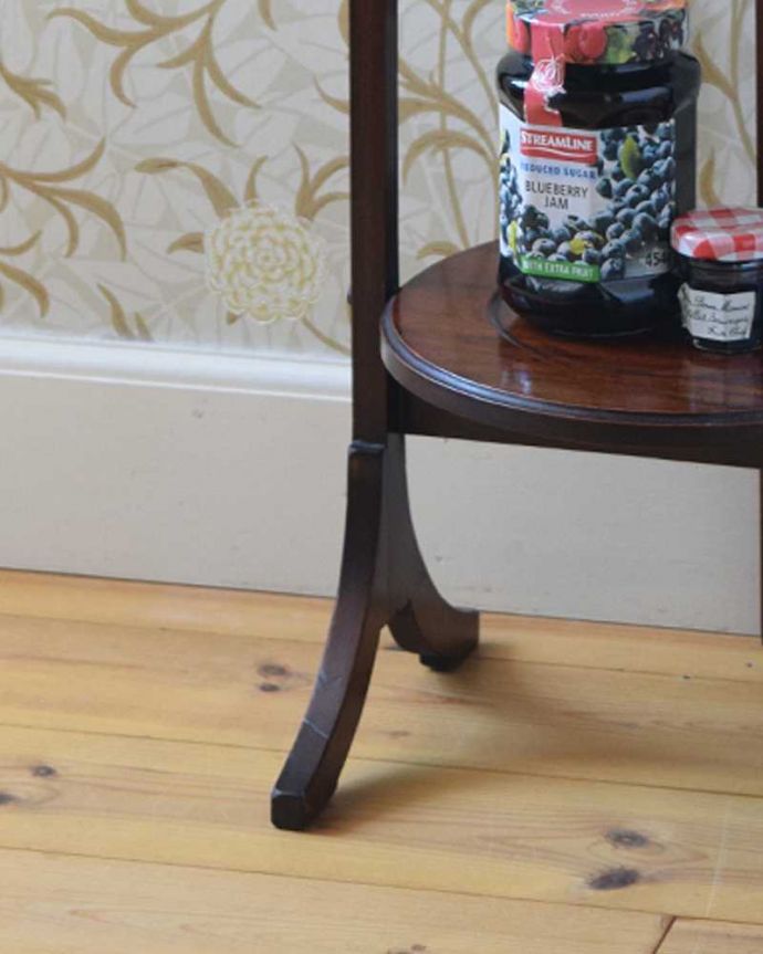 プランツスタンド・ケーキスタンド　アンティーク家具　英国のアンティーク輸入家具、折り畳める３段タイプのケーキスタンド（テーブル）。繊細でキレイな脚です。(k-1769-f)