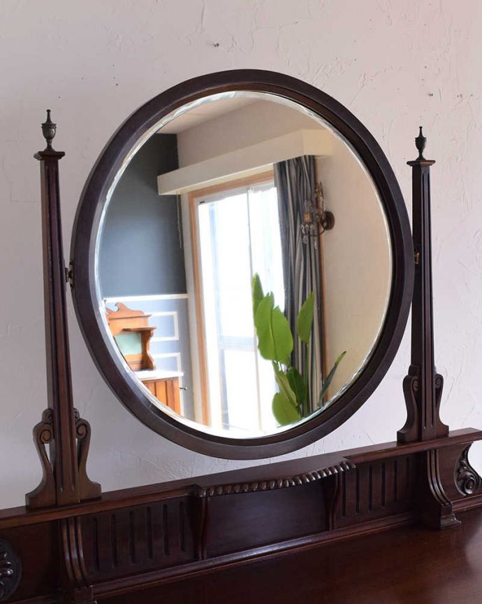 アンティークのドレッサー　アンティーク家具　たっぷり収納と丸いミラーがポイント、英国デザインのアンティークドレッシングチェスト。美しいアンティークのミラー大きな鏡はお部屋を広く見せる効果大。(k-1770-f)