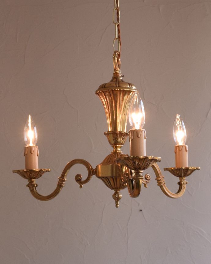シャンデリア　照明・ライティング　繊細な装飾を施したアンティークの真鍮製シャンデリア・３灯タイプ（E17シャンデリア球付） 。エレガントで高級感溢れる雰囲気を演出してくれる真鍮のシャンデリアです。(k-1770-z)