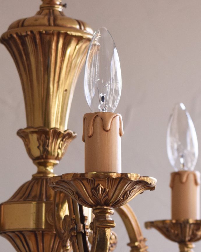 シャンデリア　照明・ライティング　繊細な装飾を施したアンティークの真鍮製シャンデリア・３灯タイプ（E17シャンデリア球付） 。オーバーホール済みなので安心してお使い頂けます。(k-1770-z)