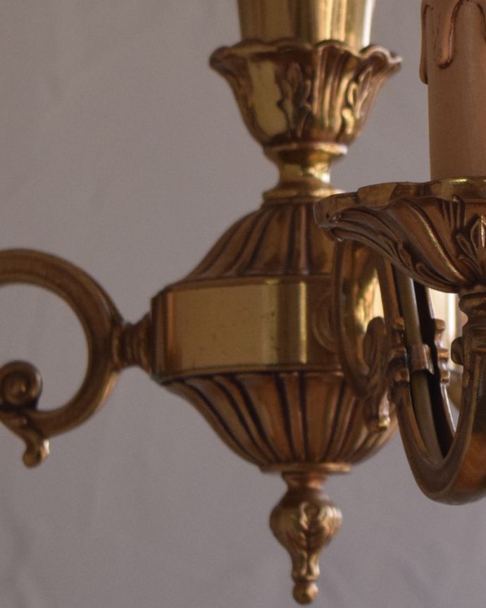 シャンデリア　照明・ライティング　繊細な装飾を施したアンティークの真鍮製シャンデリア・３灯タイプ（E17シャンデリア球付） 。１つ１つ美しい装飾には思わずうっとりしてしまいます。(k-1770-z)