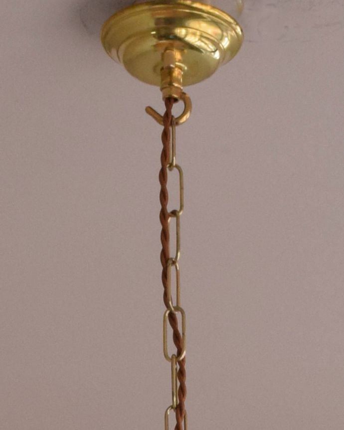 シャンデリア　照明・ライティング　繊細な装飾を施したアンティークの真鍮製シャンデリア・３灯タイプ（E17シャンデリア球付） 。真鍮のカバー付きです。(k-1770-z)