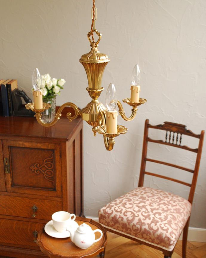 シャンデリア　照明・ライティング　繊細な装飾を施したアンティークの真鍮製シャンデリア・３灯タイプ（E17シャンデリア球付） 。お部屋の主役になるほどの存在感です。(k-1770-z)