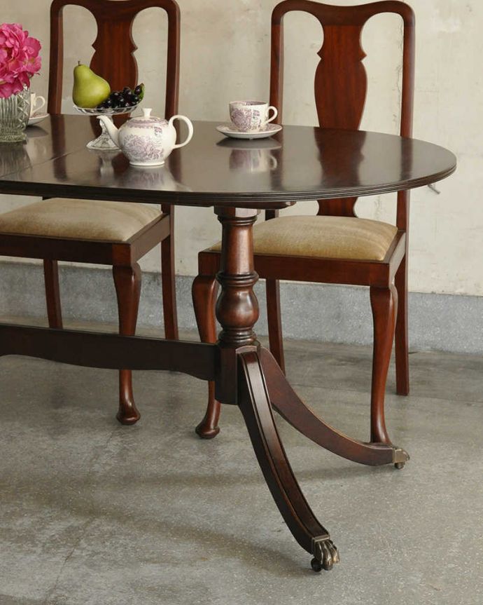 アンティークのテーブル　アンティーク家具　アンティークの英国家具、伸張式のダイニングテーブル（エクステンションテーブル）。脚のデザインはアンティークらしく優雅。(k-1771-f)