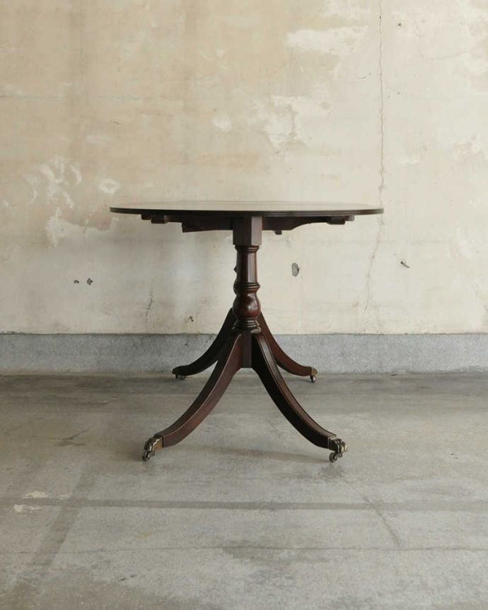 アンティークのテーブル　アンティーク家具　アンティークの英国家具、伸張式のダイニングテーブル（エクステンションテーブル）。英国のカッコ良くも、エレガントな家具は、合わせる椅子によっても雰囲気が異なります。(k-1771-f)